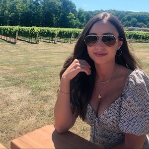 Meet your Posher, Elisa